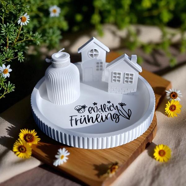 Dekoteller Endlich Frühling Set mit geriffelter Vase / Stabkerzenhalter rundes Tablett mit Rillen zwei Lichthäuser Strandhäuser - Artikel-Nr. 1100067